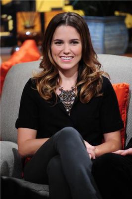 http://www.othgallery.com/albums/appearances/2010/pix11-sophia_austin/normal_013.jpg